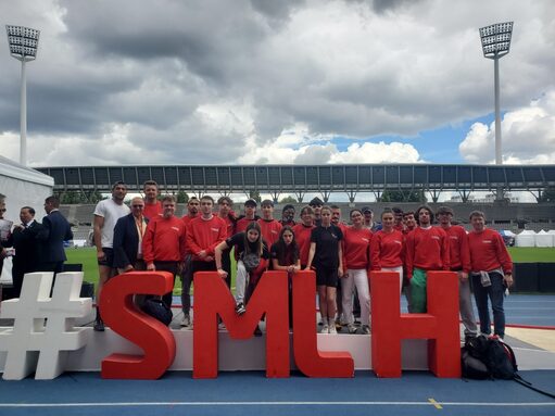 La délégation des lycéens audois sur le podium du stage Charléty à Paris