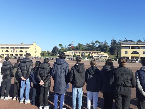 En position face à la cour d'honneur.jpg